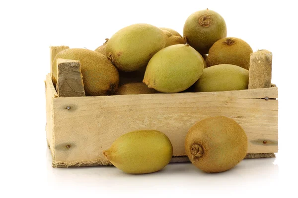 Mixed kiwi fruit in a wooden crate — Stock Photo, Image
