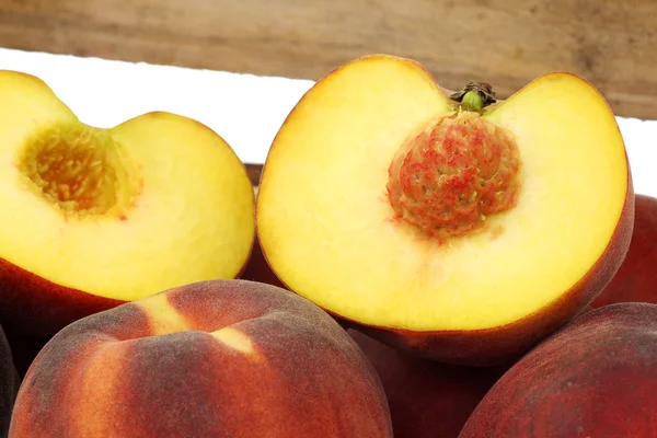 新鮮な収穫桃と 1 カット — ストック写真