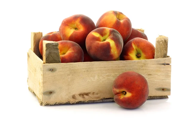 Freshly harvested peaches in a wooden crate — Stock Photo, Image