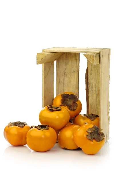 Kaki świeże owoce w drewnianej skrzyni — Zdjęcie stockowe