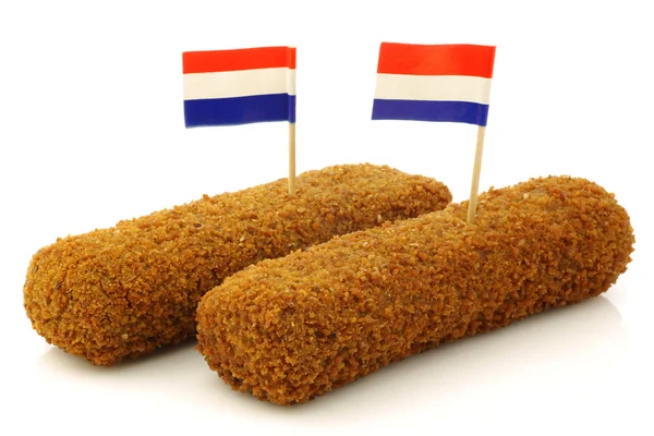 Две голландские закуски "крокет" с зубочистками под голландским флагом — стоковое фото