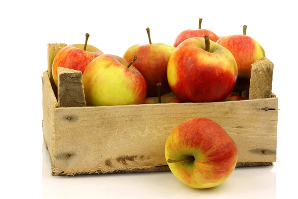 Manzanas rojas y amarillas frescas procedentes de una caja de madera —  Fotos de Stock