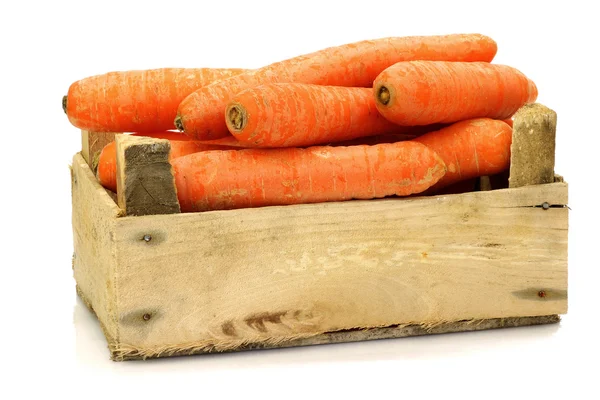 Cenouras frescas de inverno provenientes de uma caixa de madeira — Fotografia de Stock