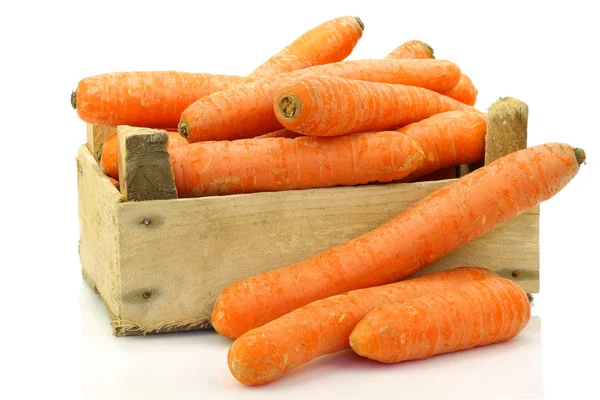 Свежая зимняя морковь из деревянной коробки — стоковое фото