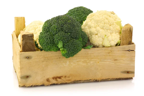Fresh cauliflower and broccoli in a wooden crate — Stock Photo, Image