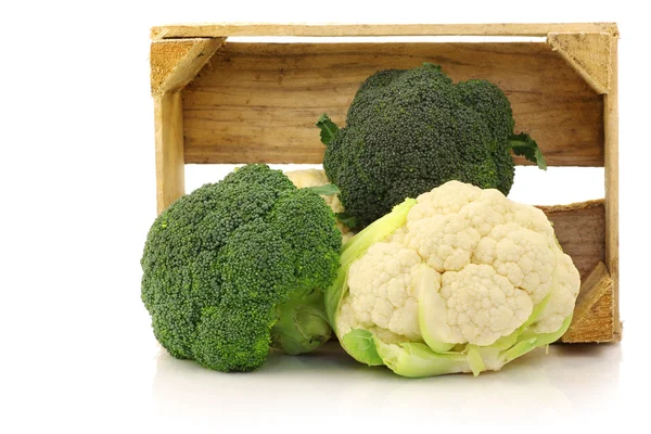 Fresh cauliflower and broccoli in a wooden crate — Stock Photo, Image