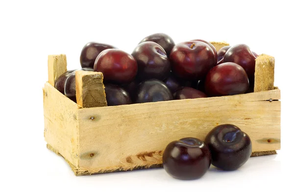 Prunes fraîches dans une caisse en bois — Photo