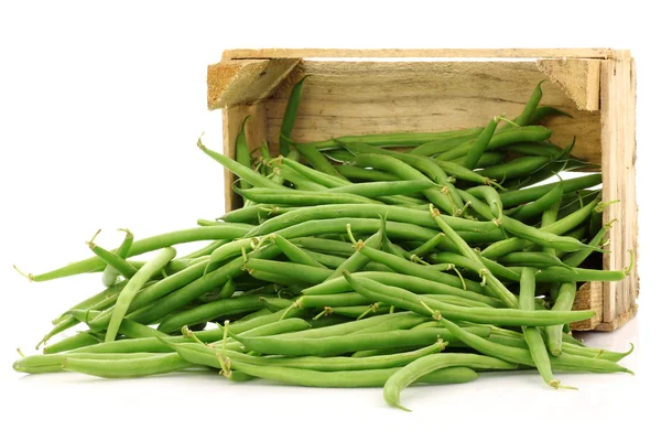 Bunch of green beans in a wooden box — Stockfoto