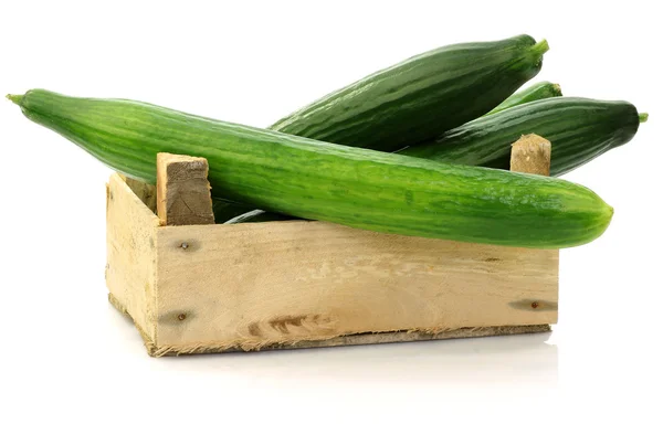 Verse komkommer in een houten doos — Stockfoto