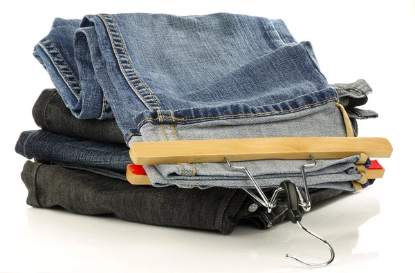 Stos dżinsy i jeden z Mian ubrania — Zdjęcie stockowe