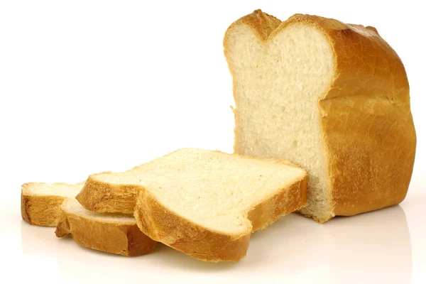 Cut loaf of white bread and some slices — Stock Photo, Image