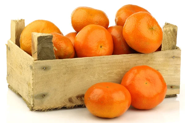 Bunch of fresh tangerines in a wooden box — Stock Photo, Image
