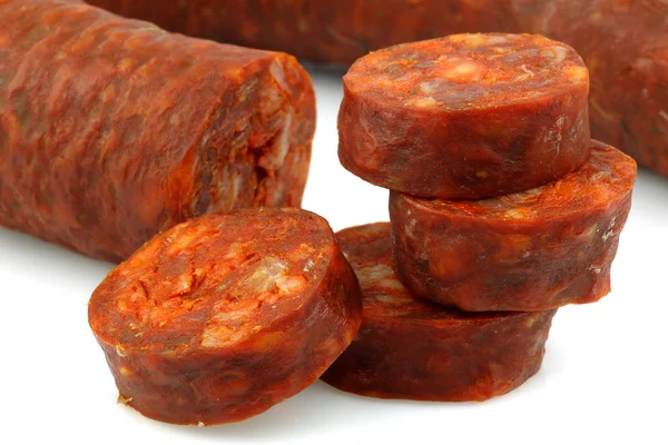 Mucchio di pezzi di salsiccia chorizo tagliati — Foto Stock