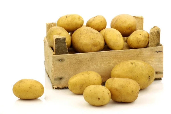 Bunch of freshly harvested potatoes in a wooden box — Stock Photo, Image