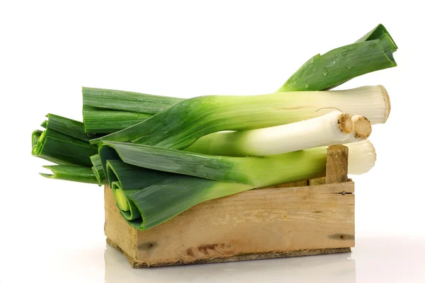 Freshly harvested leek in a wooden box — Stock Photo, Image