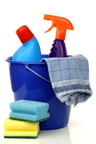 Μπλε πλαστικό δοχείο νοικοκυριών με δύο μπουκάλια καθαρισμού — Φωτογραφία Αρχείου
