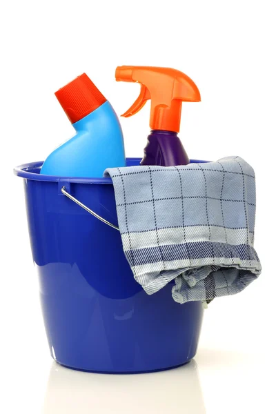 Secchio domestico in plastica blu con due bottiglie di pulizia Fotografia Stock