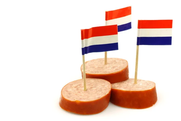 Trois morceaux de saucisse fumée avec cure-dents drapeau néerlandais — Photo