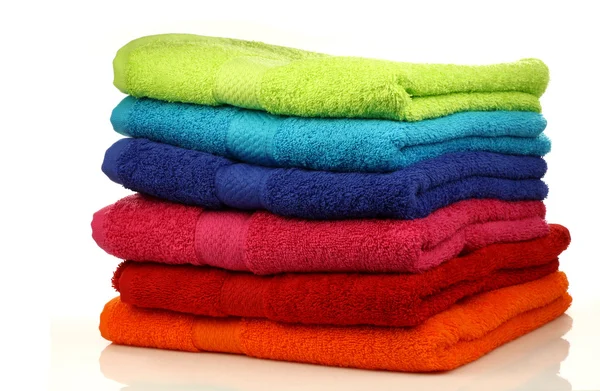Pinottu värikkäitä pyyhkeitä — kuvapankkivalokuva