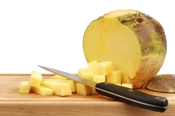 Un napi proaspăt tăiat (Brassica rapa rapa) cu un cuțit de bucătărie — Fotografie, imagine de stoc