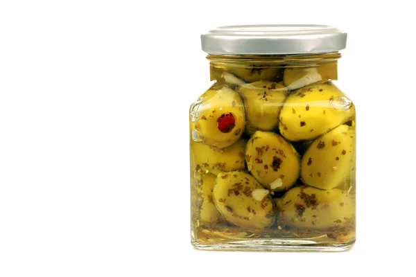 Pot en verre aux olives vertes farcies — Photo