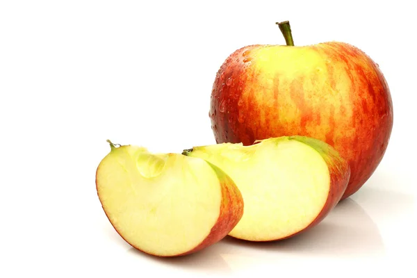 Jedno całe jabłko i niektóre kawałki — Zdjęcie stockowe