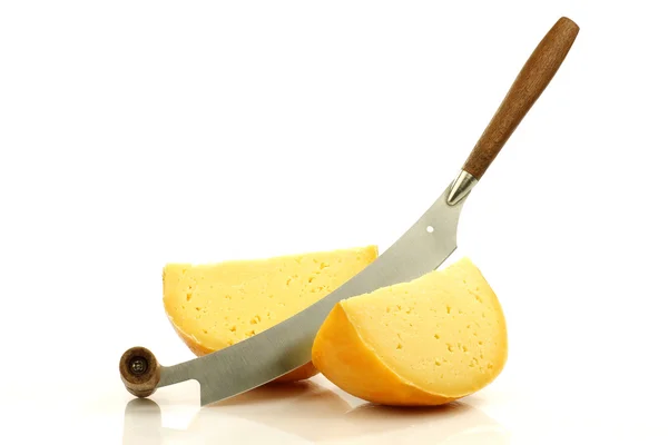 Faca de queijo com alguns pedaços de queijo Edam holandês cortados — Fotografia de Stock