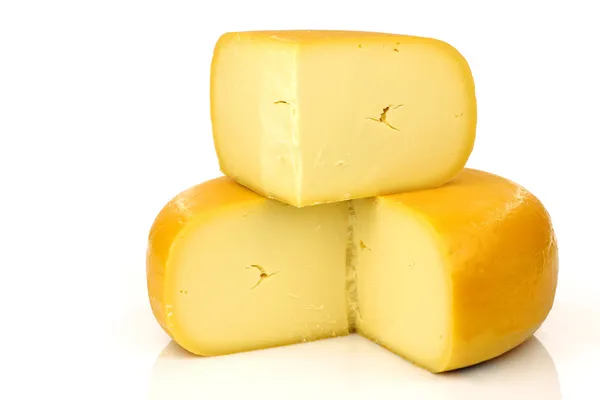 Hagyományos holland Gouda sajt, egy darab, a tetején — Stock Fotó