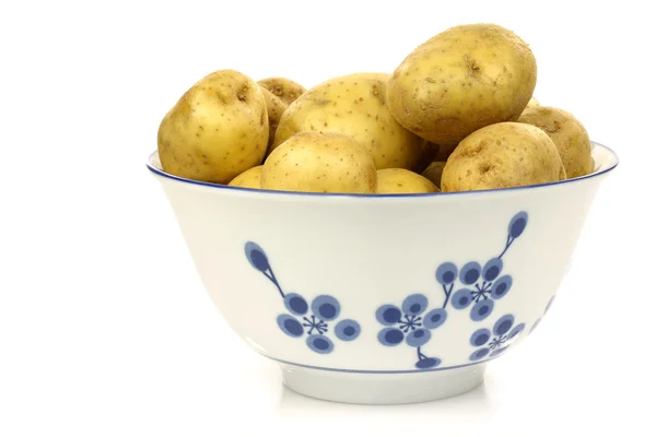 Украшенная миска со свежей картошкой — стоковое фото