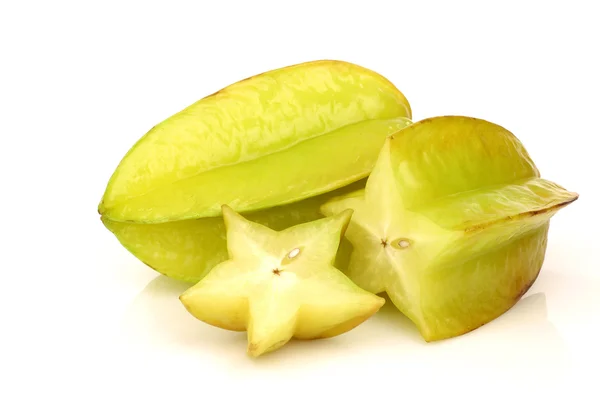 Frutas inteiras de carambola (Averrhoa carambola) e um cortado — Fotografia de Stock