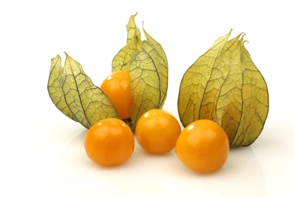 Physalis-Früchte (Physalis peruviana) und einige geschälte Früchte — Stockfoto