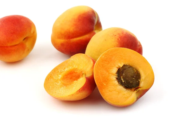 Fresh colorful apricots an two halves — Stock Photo, Image