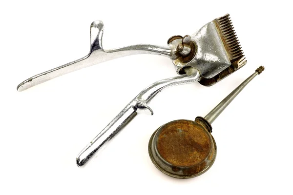 Cortador de cabelo de metal vintage e uma lata de óleo — Fotografia de Stock