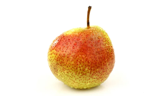 Una pera fresca rossa e gialla — Foto Stock