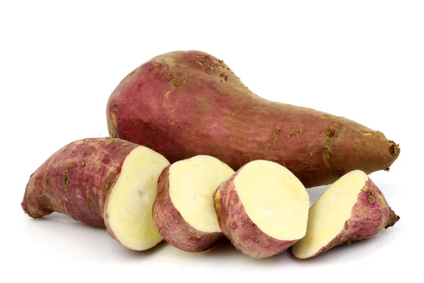 Ціла солодка картопля і нарізана — стокове фото