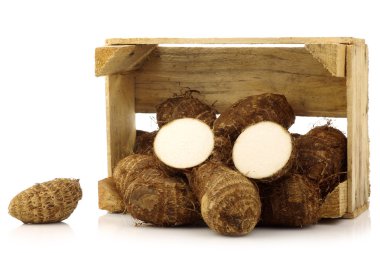 Taro root(colocasia) tahta bir sandık içinde demet