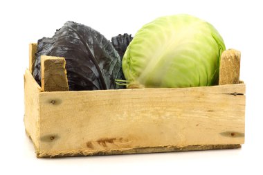 tahta bir sandık içinde taze kırmızı ve Beyaz lahana