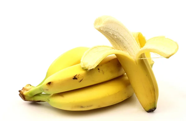 Banda banánů a jeden oloupaný banán — Stock fotografie