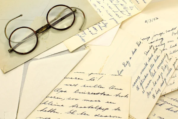 Ένα ζευγάρι παλιά γυαλιά για κάποια παλιά γράμματα — Φωτογραφία Αρχείου