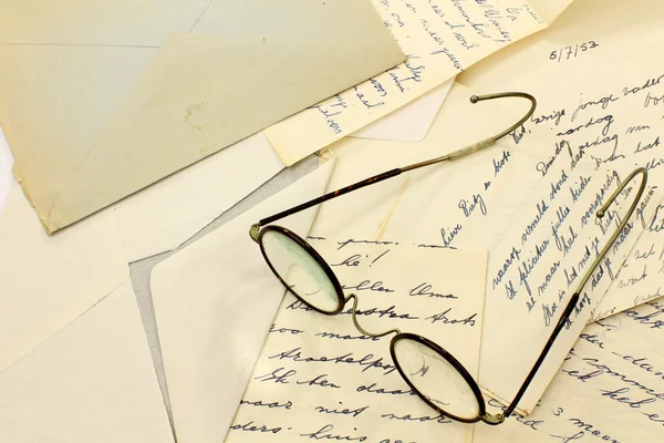 Une paire de vieilles lunettes sur de vieilles lettres — Photo
