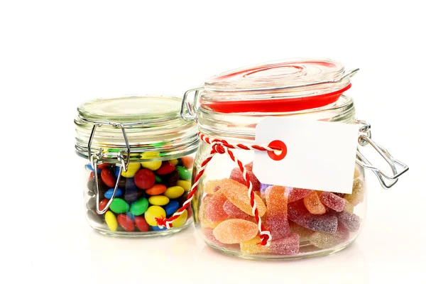 Frascos de vidrio con dulces de colores con espacio para su texto — Foto de Stock