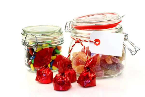 Frascos de vidrio con dulces y bombones de colores —  Fotos de Stock