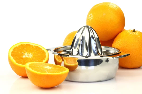 Цитрусовый пресс с порезанным апельсином — стоковое фото