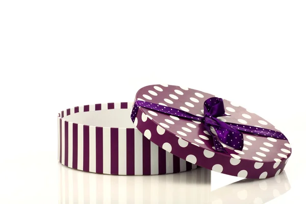 紫と白の円形のギフト ボックス — ストック写真