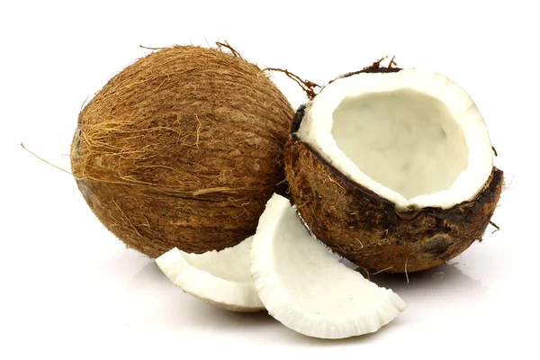 Zwei frische Kokosnüsse und eine geöffnete — Stockfoto