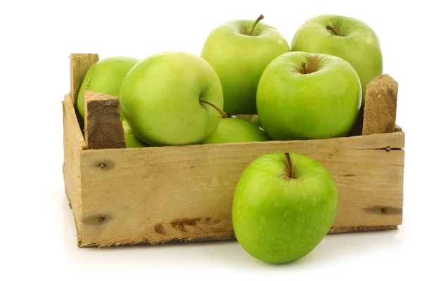 Freshly harvested "Granny Smith" apples in a wooden crate — Stock Photo, Image