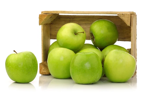 Manzanas recién cosechadas "Granny Smith" en una caja de madera —  Fotos de Stock