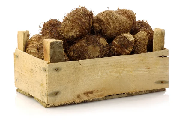 Ramo de raíz de taro (colocasia) en una caja de madera — Foto de Stock