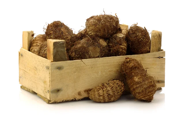 Bunch of taro root(colocasia) in a wooden crate — Stock Photo, Image