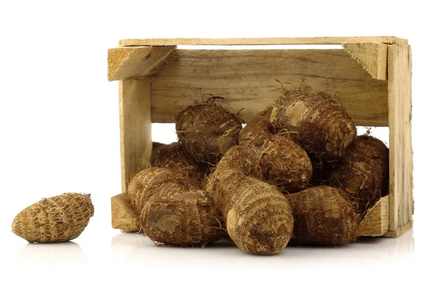 Куча корня таро (колоказия) в деревянном ящике — стоковое фото
